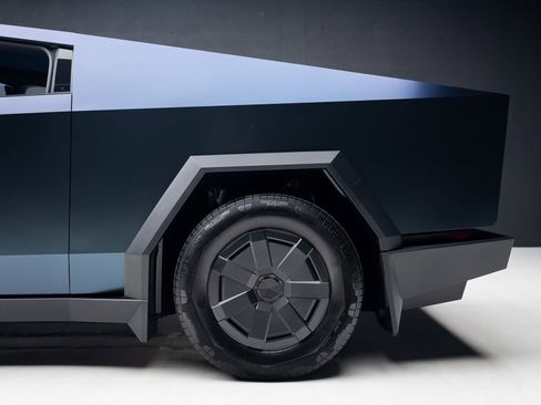 Used 2024 Tesla Cybertruck AWD Crew Cab image 18