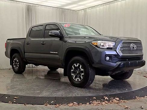 Certified 2017 Toyota Tacoma TRD Sport image 5