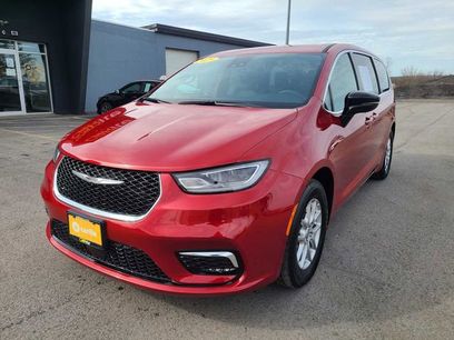 Used 2025 Chrysler Pacifica Select