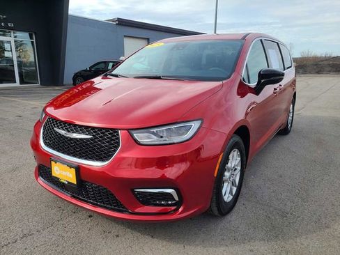 Used 2025 Chrysler Pacifica Select image 1