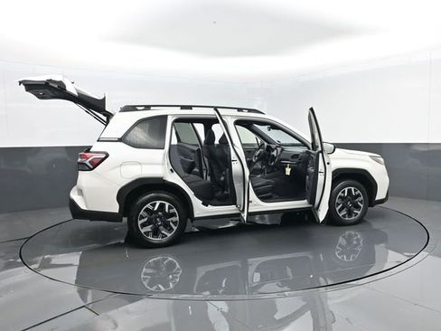 Used 2025 Subaru Forester Premium image 29