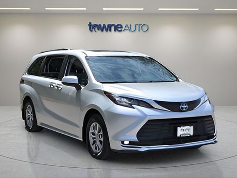 Used 2023 Toyota Sienna XLE w/ XLE Plus Package AWD/4WD image 9