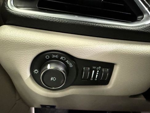 Used 2020 Chrysler Pacifica Limited image 13