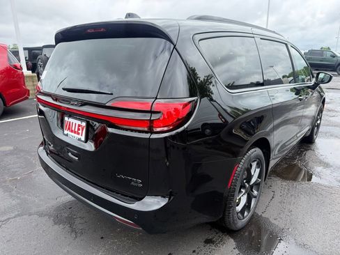 New 2027 Chrysler Pacifica Limited w/ S Appearance Package AWD/4WD image 3