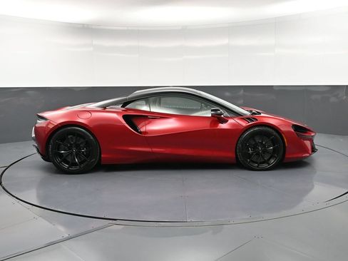 Used 2024 McLaren Artura RWD image 9