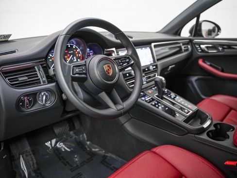 Certified 2025 Porsche Macan image 4