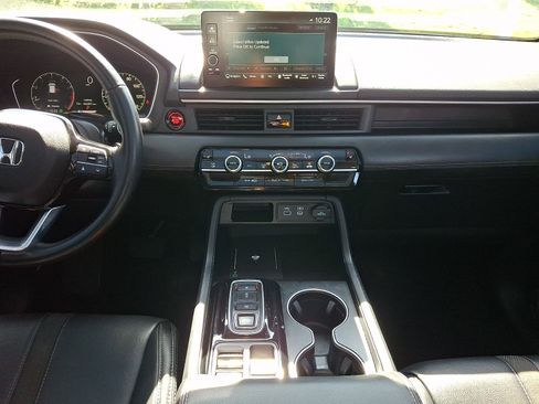Certified 2025 Honda Pilot Touring image 15