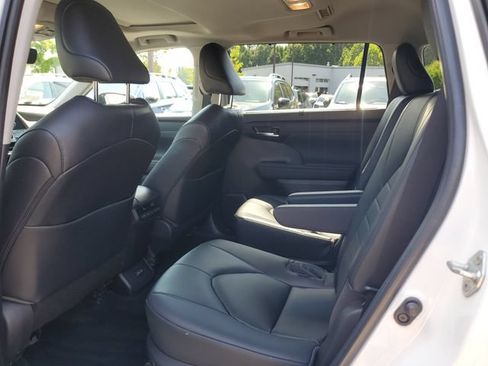 Used 2023 Toyota Highlander XLE FWD image 14