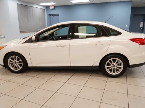 Used 2016 Ford Focus SE FWD image 2