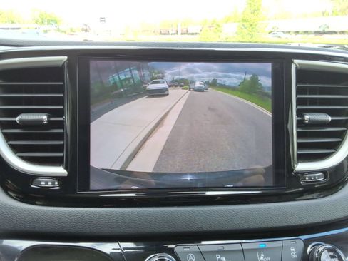 Used 2023 Chrysler Pacifica Touring-L FWD image 16