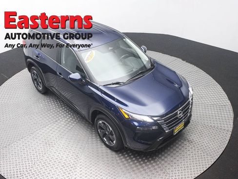 Used 2024 Nissan Rogue SV AWD/4WD image 3
