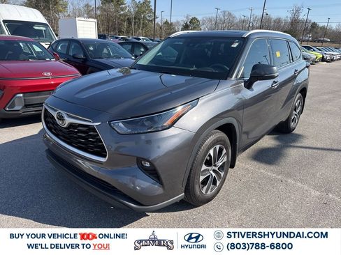 Used 2022 Toyota Highlander XLE image 1