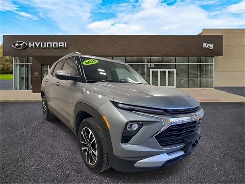 Used 2025 Chevrolet TrailBlazer LT image 3