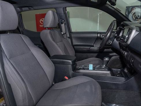 Used 2017 Toyota Tacoma TRD Sport AWD/4WD image 22