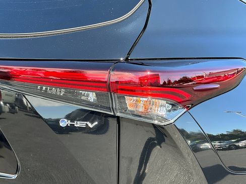 New 2025 Toyota Highlander Platinum image 32