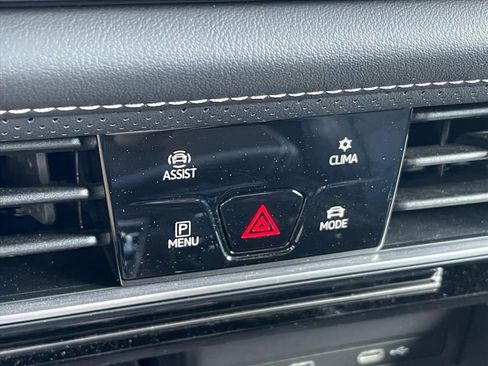 Used 2025 Volkswagen Atlas SE AWD/4WD image 18