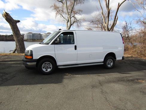 Used 2023 GMC Savana 2500 w/ Driver Convenience Package image 3