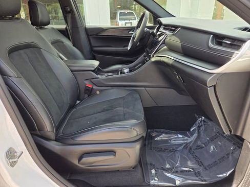 New 2025 Jeep Grand Cherokee Altitude image 14