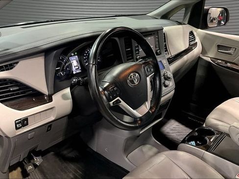 Used 2019 Toyota Sienna XLE FWD image 17