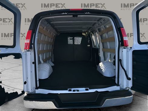 Used 2023 GMC Savana 2500 image 21