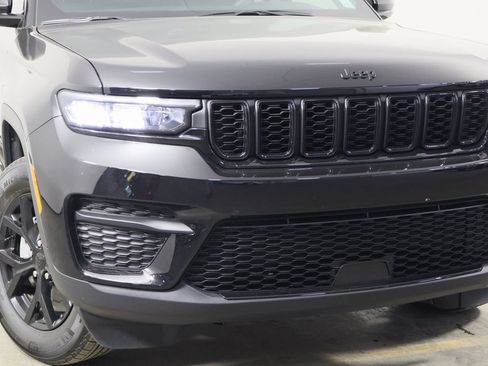 Used 2025 Jeep Grand Cherokee Altitude AWD/4WD image 44
