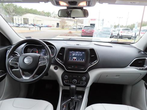 Used 2020 Jeep Cherokee Latitude Plus image 25