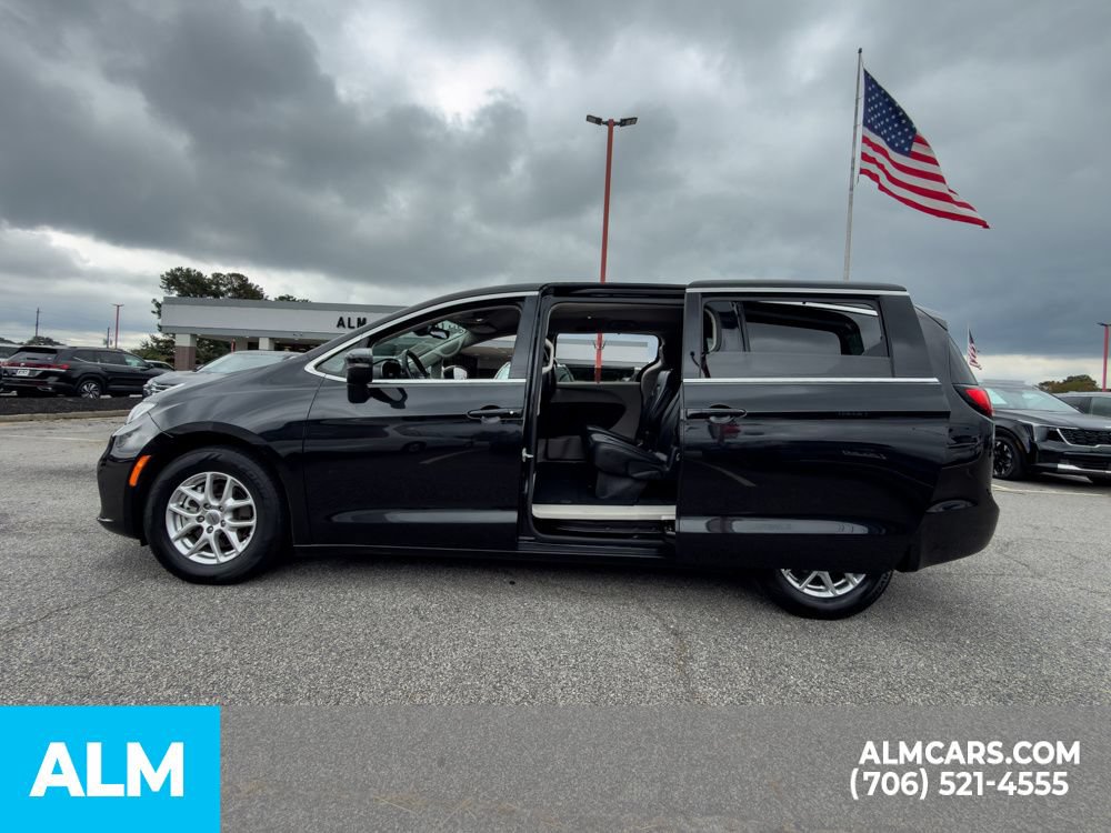 Used 2023 Chrysler Pacifica Touring-L FWD image 5