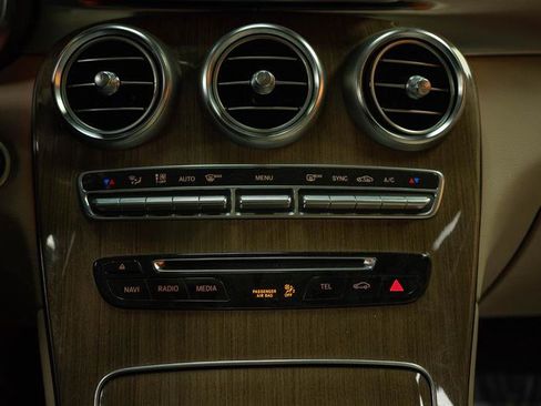 Used 2019 Mercedes-Benz GLC 300 4MATIC w/ Parking Assistance Package image 21