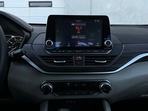 Used 2025 Nissan Altima 2.5 SV image 25