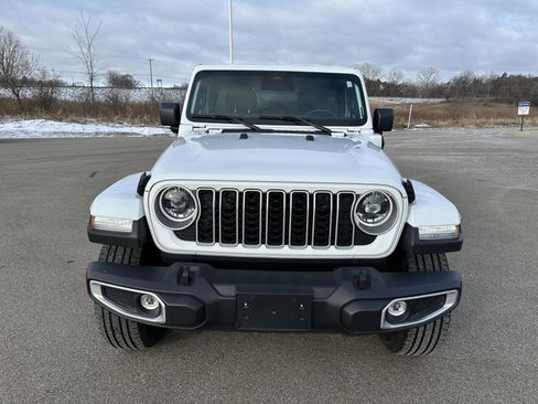 Used 2025 Jeep Wrangler Sahara image 11