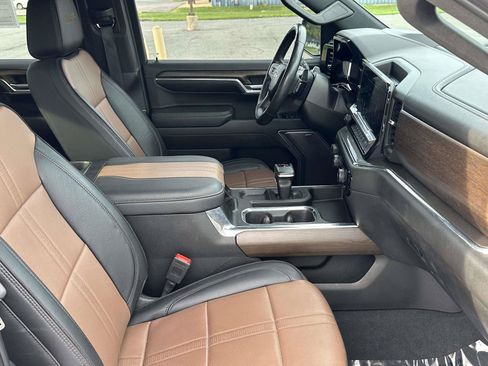 Used 2024 Chevrolet Silverado 1500 High Country AWD/4WD image 9