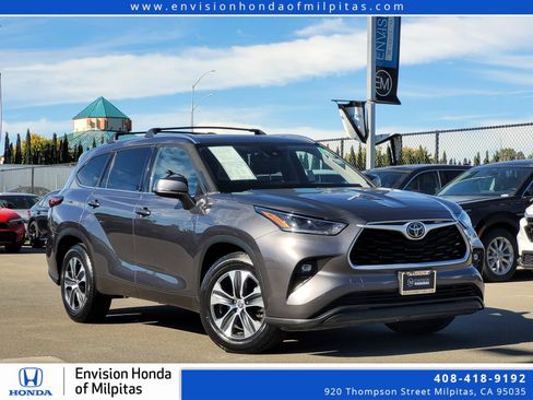 Used 2021 Toyota Highlander XLE image 1