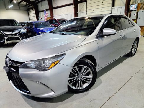 Used 2017 Toyota Camry SE w/ Moonroof Package FWD image 1