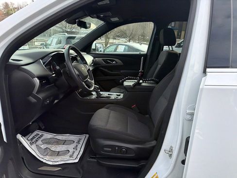 Used 2023 Chevrolet Traverse LT w/ Rear Camera Mirror Package image 12
