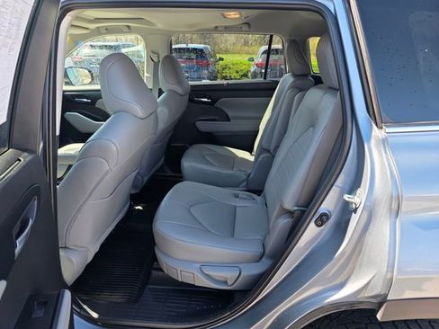 Used 2023 Toyota Highlander XLE AWD/4WD image 18