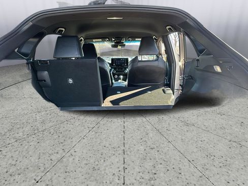 Used 2022 Toyota Venza XLE image 18