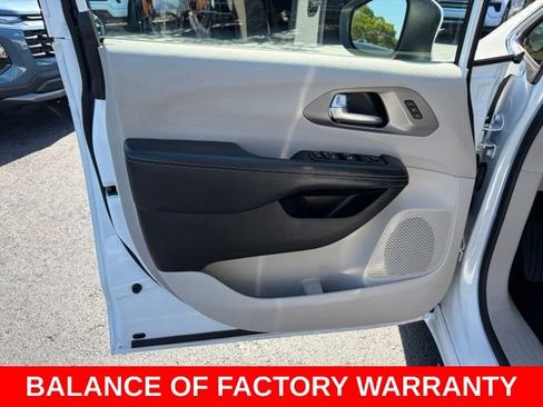 Used 2023 Chrysler Pacifica Touring-L FWD image 12