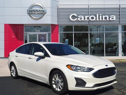 Used 2020 Ford Fusion SE image 1