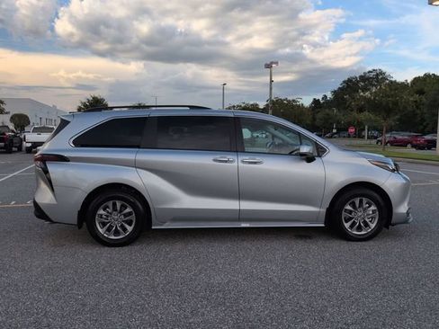 Used 2025 Toyota Sienna XLE FWD image 3
