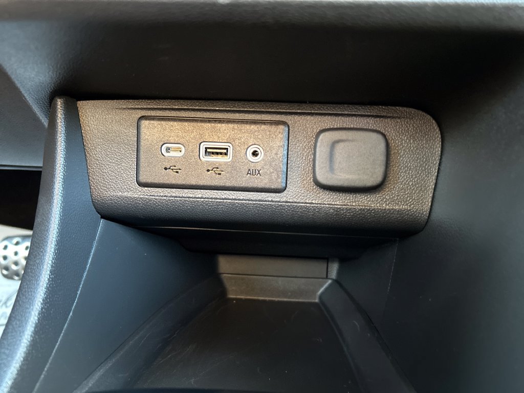 Used 2023 Buick Encore GX Select w/ Sport Touring Package FWD image 27