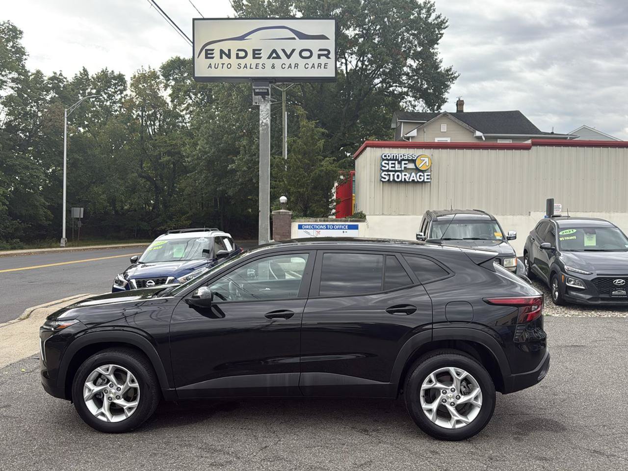 Used 2024 Chevrolet Trax LS w/ LS Convenience Package FWD image 3