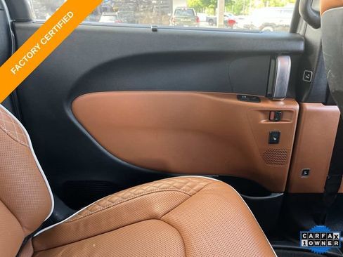 Used 2024 Chrysler Pacifica Pinnacle FWD image 16