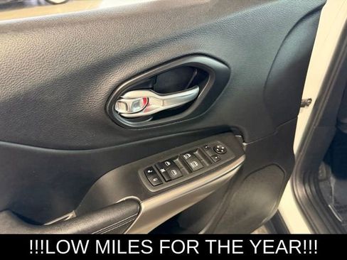 Used 2021 Jeep Cherokee Latitude FWD image 23
