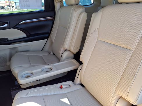 Used 2019 Toyota Highlander Limited image 7