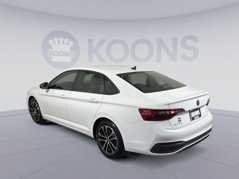 Used 2023 Volkswagen Jetta Sport image 4