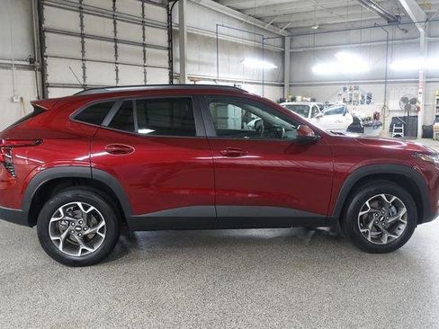 Used 2025 Chevrolet Trax LT FWD image 8