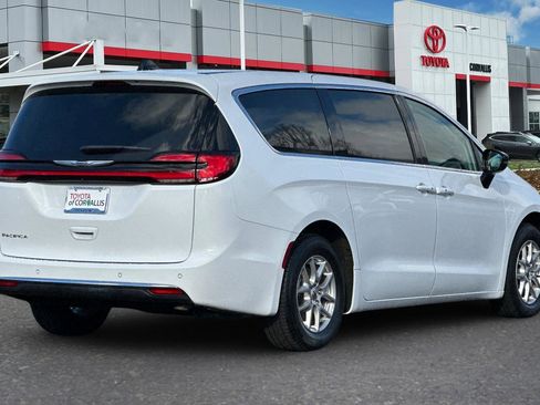Used 2024 Chrysler Pacifica Touring-L image 4