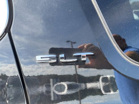 Used 2022 GMC Acadia SLT w/ LPO, Floor Liner Package image 5