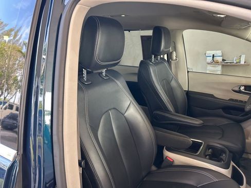 Used 2024 Chrysler Pacifica Touring-L FWD image 21