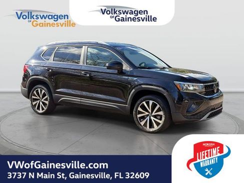Used 2024 Volkswagen Taos SE FWD image 1